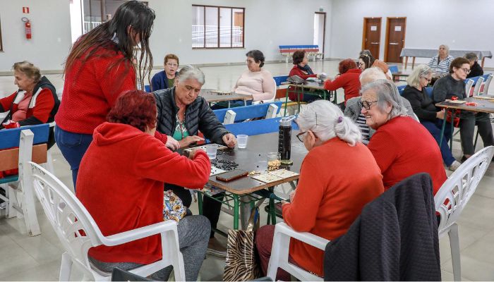 Foto: Valdelino Pontes/SECID-PR Ratinho Junior assina decreto que institui bolsa para cuidadores de pessoas idosas